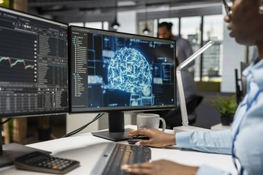 Ofisteki borsa analizi ve takas tüyoları için AI LLM sohbet robotu kullanan bir tüccar. Küresel finans haberlerini izlemek ve tepki vermek için yapay zeka analizlerini birleştiren finans uzmanı