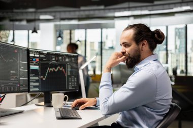 Borsa eğilimlerini takip eden ve PC 'deki ticaret yazılımını kullanarak siparişleri veren bir tüccar. Komisyon şirketinde finans uzmanı müşteriler adına menkul kıymetler ticareti yapıyor.