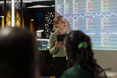 Girişim faaliyeti içindeki kilit performans göstergelerini inceleyen iş ortakları. Değerlendirmeler yürütülüyor ve mesleki gelişmeyi ve takım verimliliğini arttırmak için güncellemeler tartışılıyor.