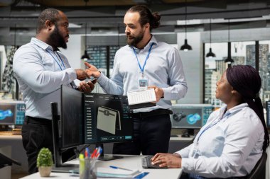 CAD ürün tasarımcılarından oluşan bir ekip sürdürülebilir enerji projeleri için güneş enerjisi cihazı üzerinde çalışıyor. Takım çalışması yeşil teknoloji şirketinin iş arkadaşları çevresel etkileri azaltmak için güneş aygıtı prototipi tasarlıyorlar.