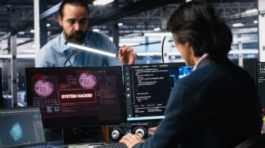 Sunucu merkezi mühendisleri siber saldırıdan dolayı alarma geçti. Gizli verilere ulaştılar ve sistemleri korumaya çalıştılar. Ekip çalışması veri merkezi meslektaşları güvenlik ihlali sırasında kötü amaçlı yazılımla mücadele ediyor, kamera A