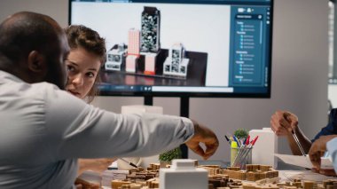 Çeşitli mühendisler, konut planının genişlemesini ve altyapı büyümesini üç boyutlu modellerle planlamak için yapısal emlak şehir planlamasını gözden geçiriyorlar. Yenilik merkezi.