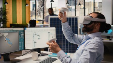 Ar-Ge araştırmacısı güneş enerjisi sistemlerini incelemek için VR kulaklık kullanıyor. Fotovoltaik karbon ayak izini geliştirmek için sanal gerçeklik simülasyonu kullanan mühendis, kamera A