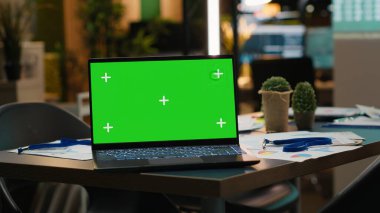 Saatler sonra ofis alanı, model dizüstü bilgisayar, parlak analitik ekran, çok uluslu şirket alanı. Yüksek teknolojili sessiz bir ortamda işletme yönetimi ve yönetimi vurguluyor.