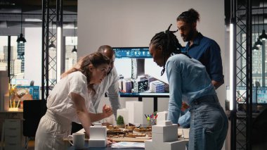 İkamet planlama seçeneklerini araştırmak için 3D modeller düzenleyen geliştiricilerin kapatılması, stratejik ekip toplantısı sırasında kentsel kalkınma projesi için yapısal şehir planlaması üzerinde çalışmalar.