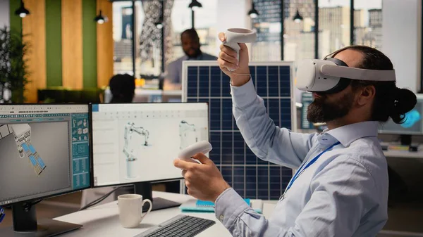 Ar-Ge araştırmacısı güneş enerjisi sistemlerini incelemek için VR kulaklık kullanıyor. Fotovoltaik karbon ayak izini geliştirmek için sanal gerçeklik simülasyonu kullanan mühendis, kamera A