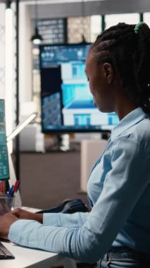 Vertical Video Property müteahhiti planları gözden geçirir ve emlak planlaması yapar. Ofisteki yazılımda apartman düzeni geliştirme. İnşaat için iç mimari ve duvar yapısı. Kamera A