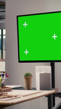 Vertical Video Boş Emlak Ofisi. Yenilikçi merkezde devasa bir yeşil ekran televizyonu var. Akıllı şehir planlama ve apartman inşaatının yer aldığı bir sonraki proje brifingi için hazırlanıyor.