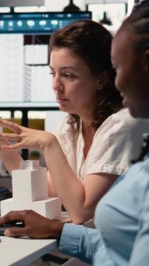 Mimari ölçüm yazılımı ile çalışan dikey video profesyonel bayan takımı, bina yapısını ve kat planını planlıyorlar. Emlak projeleri için iç tasarım. Kamera A.