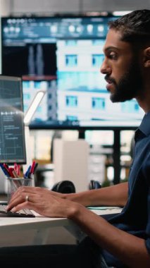 Makine öğrenimi, bilişsel hesaplama ve sibernetik kullanarak bir şirket ofisinde dikey video emlak geliştiricisi planlarını ve mülkiyet planlarını analiz ediyor. Konut ve ticaret