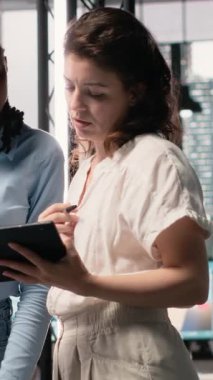 Dikey Video Çeşitliliği meslektaşları, bir emlak yatırım fırsatı için yapısal planları gözden geçirerek, iş hedeflerini yenilik ve emlak sektöründe sürdürülebilirlikle dengeledi. Şehir