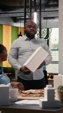 Vertical Video Diverse geliştiricileri, kopyalama alanı, şehir planlama stratejileri için oturum ve site hazırlama için mimari 3D modeller ve yerleşim araçları ile personel inceleme düzenlemeleri