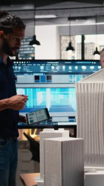 Dikey Video Şehir Geliştirme uzmanları yeni bir konut projesi tasarlamak için takım çalışmasını kullanarak, imar yönetmelikleri için 3D modeller üzerinde çalışıyorlar. Yerleşim yerinin ana planı. Kamera A.