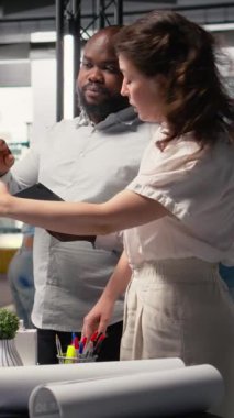 Vertical Video Property geliştiricileri, konut planının genişlemesi ve altyapı güncellemelerini görselleştirmek için 3D modeller kullanarak şehir planlama ve arazi satın almanın zorluklarını tartışırlar.