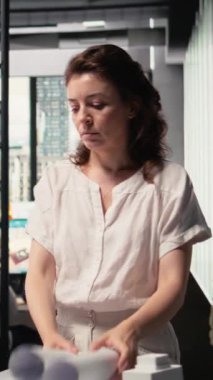 Vertical Video Property geliştiricisi modern ofis alanında arazi satın alma planlarını kesinleştiriyor, dikkatli kentsel planlama ve yatırım stratejisi yoluyla proje başarısı için çalışıyor. Akıllı şehir