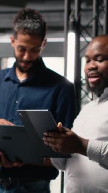 Büyük ölçekli bir proje için site hazırlama, kentsel kalkınma ve yatırım stratejisi için emlak planlarını değerlendiren dikey video emlak uzmanları. Altyapı büyümesi ve konutları. Kamera.