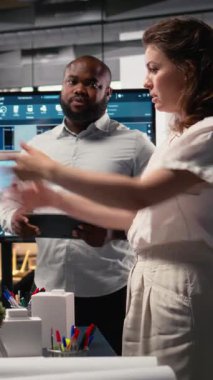 Sürdürülebilirlik ve kentsel altyapı büyümesi odaklı bir konut projesi için 3D modeller yapısal düzeni değerlendiren Dikey Video Emlak geliştirme ekibi. İnşaat alanı için brifing toplantısı