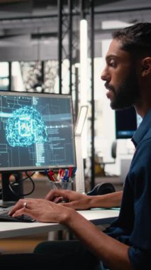 Makine öğrenimi, bilişsel hesaplama ve sibernetik kullanarak bir şirket ofisinde dikey video emlak geliştiricisi planlarını ve mülkiyet planlarını analiz ediyor. Konut ve ticaret