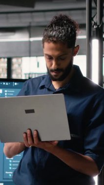 Vertical Video Male emlak mühendisi akıllı şehir tasarımı ve bina düzeni üzerinde çalışıyor, modern konut altyapı büyümesi ve emlak yatırımları için büyük bir plan oluşturuyor. Kamera B.
