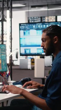 Dikey Video Ortadoğu erkek geliştiricisi mobilya ve diğer yapı detayları ile emlak düzeni yaratıyor, bilgisayarda iç tasarım. Konut inşaatı üzerinde çalışıyorum.