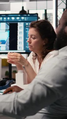 Dijital planlarla kentsel projeleri yöneten, ticari ofisler ve konut planlayan dikey Video Emlak geliştirme ekibi. Daire düzeni ve yapısı. Kamera A.