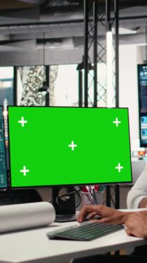 Vertical Video Emlak Yatırımcısı ve müteahhit planlama yalıtılmış pc, altyapı tasarımları hazırlama ve ofisteki konut ve ticari gayrimenkul geliştirme stratejisini gözden geçirme