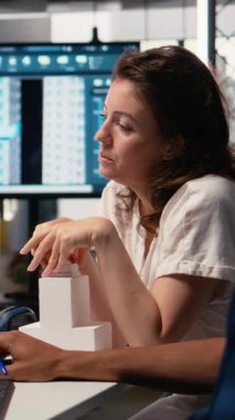 Vertical Video Diverse gayrımenkul geliştiricileri ekibi altyapı planlarını gözden geçirir ve iç tasarım, mülkiyet yatırımları için dijital yazılım ve konut geliştirme planları yapar. Kamera A