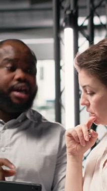 Dikey Video Emlak Müteahhitleri Ekibi 3D mimari planlarla modern bir akıllı şehir düzeni yaratıyor, altyapı büyümesi ve konut ana planı için fikir alışverişinde bulunuyorlar.