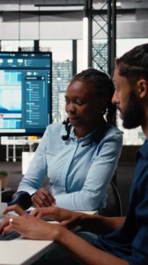 Dikey Video Emlak Müteahhitleri meslektaşları konut planı tasarlıyor, yeni bir emlak projesinin yapı ve planlarını planlıyorlar. Yeni inşaat binaları için iç tasarım. Kamera.