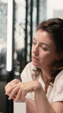 Vertical Video Diverse gayrımenkul geliştiricileri ekibi altyapı planlarını gözden geçirir ve iç tasarım, mülkiyet yatırımları için dijital yazılım ve konut geliştirme planları yapar. Kamera B