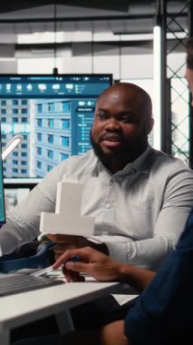 Vertical Video Diverse Mülk Geliştirme İnşaat Zemini Planı ve tasarım Yöneticileri bir yazılım, kentsel gayrimenkul geliştirme. Konut projesinin bina planlarını analiz ediyorum. Kamera A.