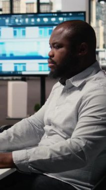 Vertical Video Emlak Profesörü inşaat projelerini yönetmek için teknolojiyi kullanıyor, kentsel kalkınma için bina planına odaklanıyor. Siyah geliştirici iç tasarıma odaklanıyor. Kamera A.