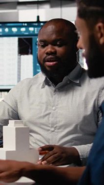 Vertical Video Mühendisi ve tasarımcısı, profesyonel düzen ve yapı için yazılım kullanarak gayrimenkul iç tasarımı üzerinde birlikte çalışıyorlar. Ana planlar oluşturuluyor ve yapım planlarını gözden geçiriliyor