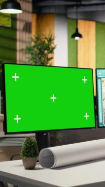 Kurumsal bir çalışma alanında dikey video geliştirici, ana planları model ekran, altyapı stratejisi ve konut ve emlak yatırımının başarısını güvence altına almak için site hazırlama ayrıntılarıyla analiz eder