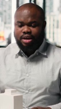 Vertical Video Mühendisi ve tasarımcısı, profesyonel düzen ve yapı için yazılım kullanarak gayrimenkul iç tasarımı üzerinde birlikte çalışıyorlar. Ana planlar oluşturuluyor ve yapım planlarını gözden geçiriliyor