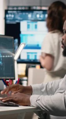 Dikey Video Siyah geliştirici konut ve ticari mülkiyet geliştirme, otomasyon, tahmin analitiği ve ana plan oluşturma için simülasyon araçları içeren yapay zeka sistemleri kullanır. Sibernetik