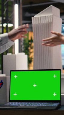 Dikey Video Geliştiricileri şehir planlama için imar düzenlemelerini gözden geçirir konut projesi onaylanmadan önce site düzenini değerlendirir. Altyapı büyümesi ile yatırım hedefleri. Kamera A