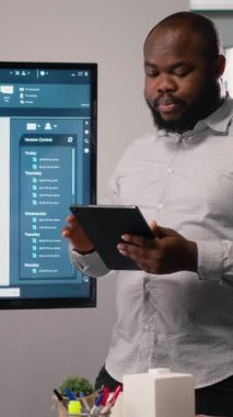 Dikey Video Siyah müteahhit, mimari yazılımı ve ekibiyle birlikte 3D modelleri inceliyor, kentsel gelişim için başarılı konut projesi. Altyapı için akıllı şehir konutları