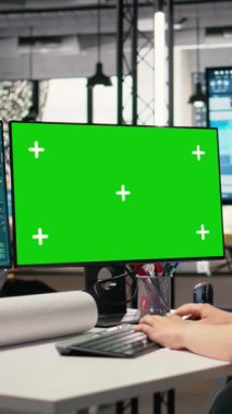 Mimari zemin planları ve modelleme ekranıyla çalışan dikey Video Emlak geliştiricisi, ölçümler ve konut tasarımları ile duvar yapısı yaratıyor. Emlak projelerinin yöneticiliği