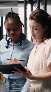 Dikey Video Çeşitliliği kadın müteahhitleri bir yerleşim alanı projesi için yapısal planları paylaşıyorlar, kentsel gelişim 3D modeller ve yaklaşan bir inşaat ana planı için planlar