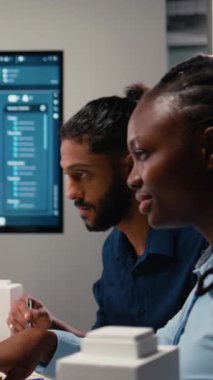 Dikey Video Emlak uzmanları, 3D modellerle imar düzenlemelerine dayanan bir inşaat düzeni oluşturarak konut projesi için büyük bir plan sunuyorlar. Gelişim için şehir planlaması