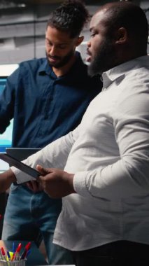 Vertical Video Contractors ve emlak geliştiricileri, yatırım ve tasarım yoluyla altyapı ve konut büyümesini amaçlayan bir şehir planlama girişimi üzerinde birlikte çalışıyorlar. Mimari 3D modeller. Kamera.