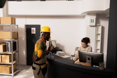 Çeşitli işçiler paket hazırlama ve depolama yönetimi üzerine envanter kontrolü ve doğru sevkiyat hizmetleri üzerine yoğunlaştı. E-ticaret için ürün taşıma ve sipariş.