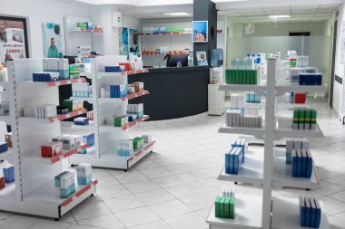 İçi ilaç ve ilaç dolu boş eczane raflara ve raflara konmuş sağlık hizmetleri arzı ve talebi için tıbbi depo. Modern eczane perakende işi.