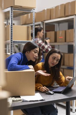 Asyalı çalışanlar küçük ölçekli yerel markalara odaklı sipariş işlemleriyle uğraşıyorlar. Personel kasetleri hazırlar ve iyi organize edilmiş bir nakliye bölgesinde teslimatı yönetir..