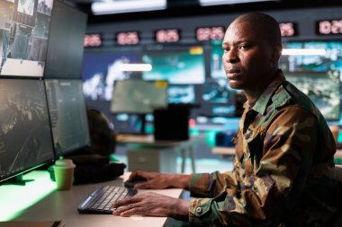 Savaş odasında çalışan bir askeri ajan, savaş kazanma taktikleri bulmak için hava keşif verilerini analiz ediyor. Karşı istihbarat ajanı İHA 'ları kontrol ederek stratejik hedeflere saldırıyor