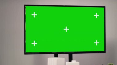 Mimari emlak bürosunun kroma anahtarlı boş masa düzeni, mülkiyet arama belgeleri ve planları içeren proje hazırlığı. Onay için imar düzenlemeleri. Kamera A.