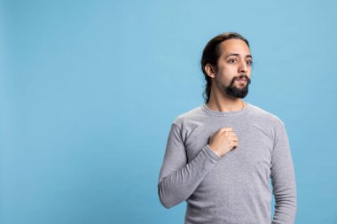 Kafası karışmış genç adam stüdyoda sıkıntılı ve endişeli hissediyor, hayal kırıklığından bunalmış hissediyor. Stresli erkek kişi korkmuş ve endişeli, belirsizlik ve yalnızlık.