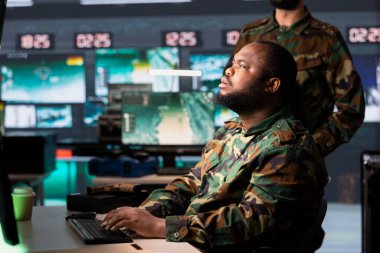 Kontrol odasındaki monitörlere bakan asker füze savunma sistemini balistik roketleri durdurmak için tasarladı. Radar sistemleri kullanan izleme ekipman uzmanı