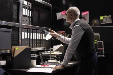 Yasadışı suçları çözmek için istihbarat toplamak ve dava dosyalarını analiz etmek üzere kolluk kuvvetleri kanıt odasında görev yapan yaşlı bir dedektif. Soruşturma için bağlantı ipuçları.